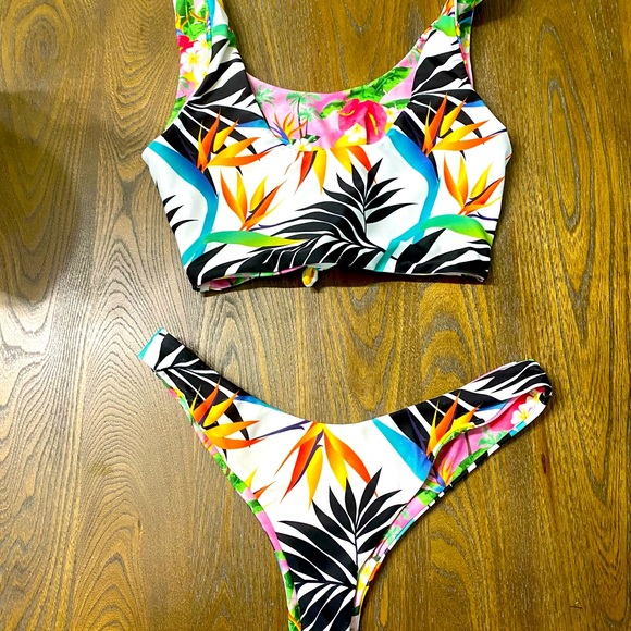 SOLD OUT- Worn Moana bikini reversible set. Size Small - Picture 2 of 5